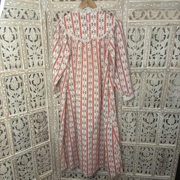 Lanz of Salzburg Flannel Lace Trim Teddy Bear Nightgown Red White Love Warm MED - Picture 1 of 12